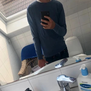 Dressmann stickad tröja - Tja! Säljer en as fet tröja från Dressmann. Otroligt bra passform och skönt material. Modellen är 180. Hör av dig om du har någon fundering!