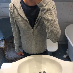 Jack and Jones stickad hoodie  - Tja! Säljer en as fet stickad hoodie från Jack and Jones. Skön o populär. Modellen är 180. Hör av dig om du har någon fundering!