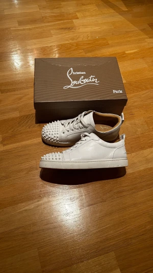Vita Louboutin  - Tja, säljer nu mina vita loubs som jag haft ett tag. Skorna är köpta secondhand så misstänker att de inte är 100% därav priset. Box och dustbag ingår. Tveka inte på att höra av dig vid fler frågor och funderingar🤗