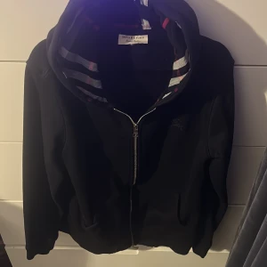 Burberry Zip Up - Size L Saknar snören i luvan sitter som M