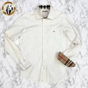 Burberry Skjorta M - Vit Burberry skjorta i storlek M i mycket bra skick. Skjortan är självklart äkta. Är du osäker på äkthet hänvisar jag gärna till bra källor/guider. Tveka inte på att höra av dig för fler frågor eller vid minsta fundering! Skick: 9/10