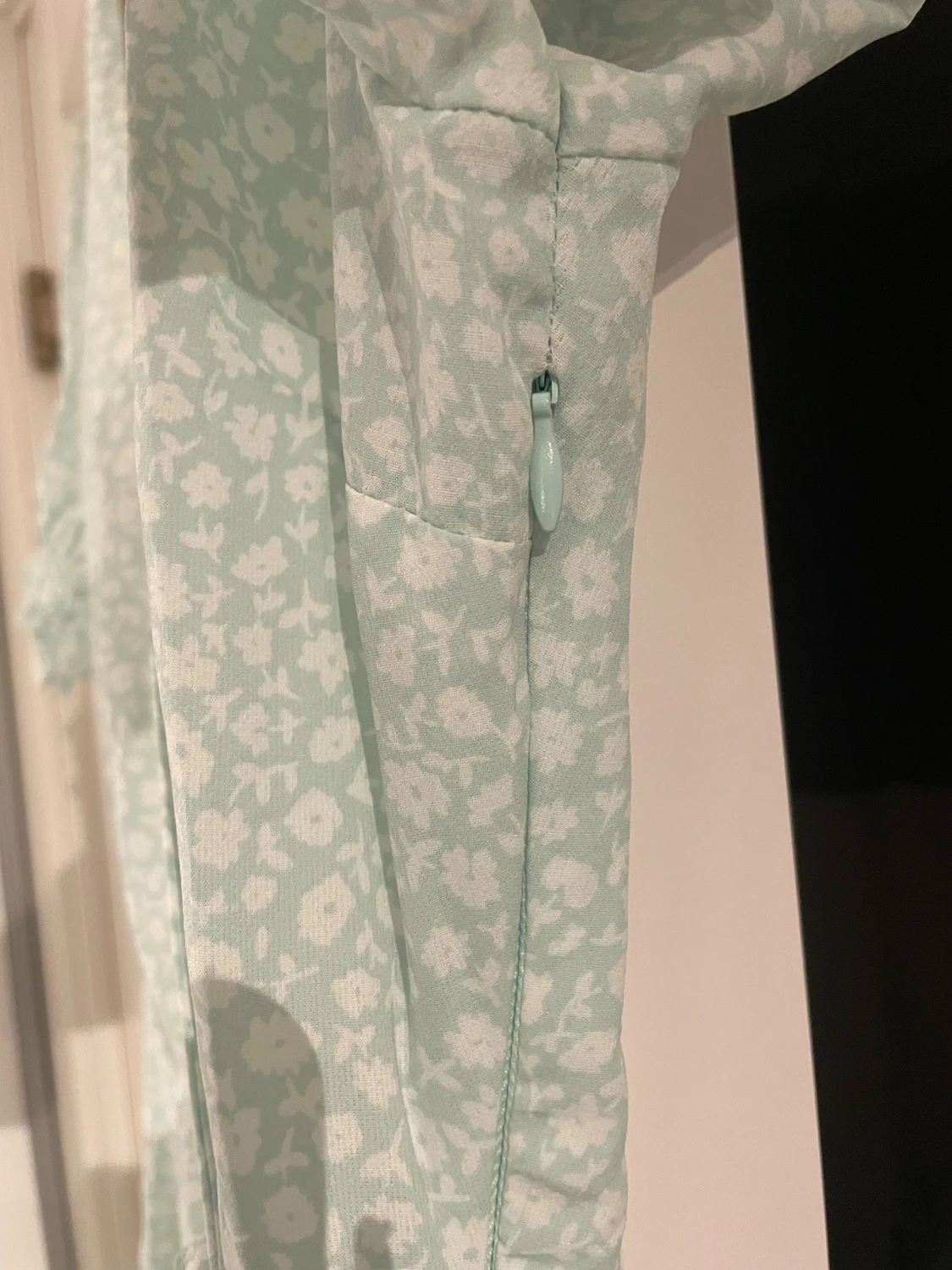 Ljusblå blommig omlottklänning NLY Trend - 1