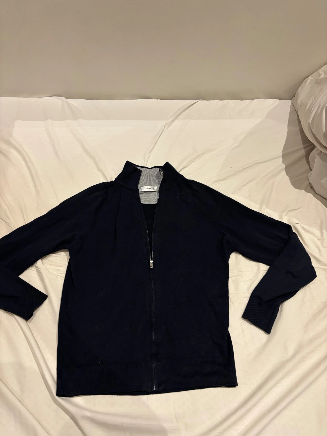 Svart kofta med dragkedja från MNG