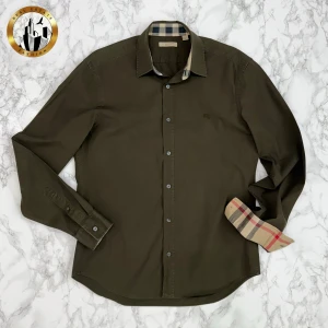 Burberry Skjorta M - Olivgrön Burberry skjorta i storlek M i mycket bra skick. Skjortan är självklart äkta. Är du osäker på äkthet hänvisar jag gärna till bra källor/guider. Tveka inte på att höra av dig för fler frågor eller vid minsta fundering! Skick: 8,5/10