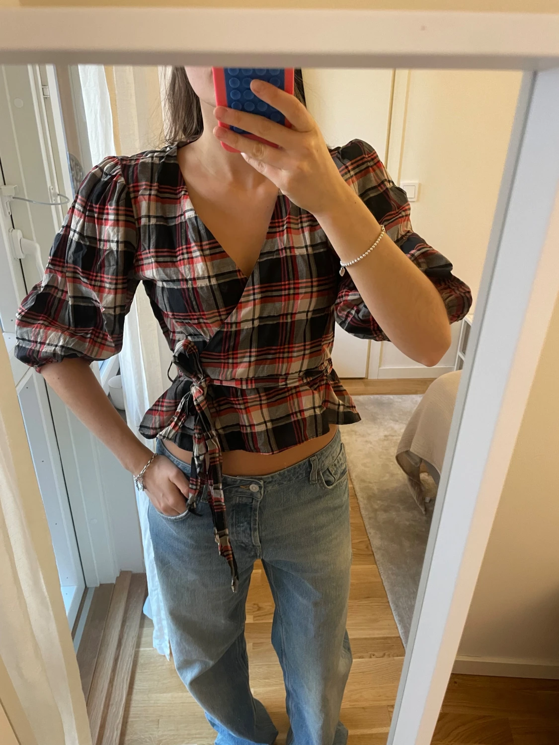 Rutig omlottblus med puffärm - 3