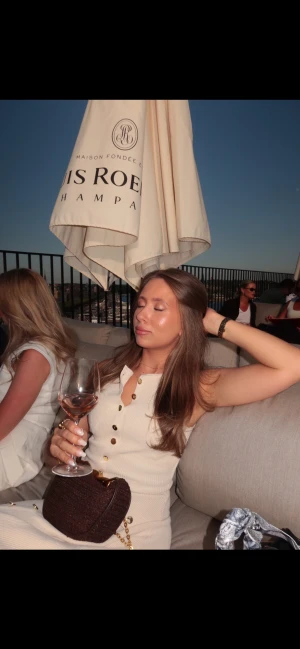 Beige ribbad långklänning med knappar - Supersnygg beige långklänning från Meshki i ribbat material med guldknappar längs hela framsidan, slits nertill och två fickor framtill. För kännedom har knapparna tappat lite färg. Jättestretchigt material så passar xxs-s skulle jag säga.