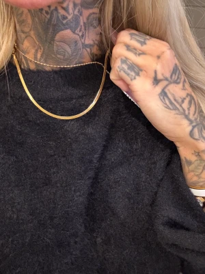 Guldhalsband  - Guldhalsband, rostfritt planterat guld. Jag har själv ett som jag haft i över 2 år. Denna helt ny oanvänd, inte ens testat då jag redan har en, fick som gåva 🤎 • Instagram: Ginise  #guldkedja #guld #halsband 