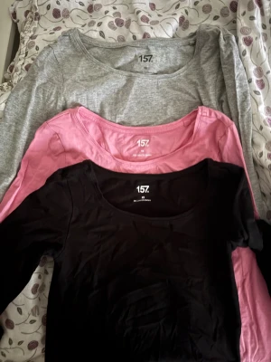 3 toppar från 157 - Tre långärmade toppar från 157 i storlek XS. Helt nya!! Alla tre för 100kr 