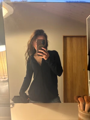 Mörkblå kofta med knappar - Söt marinblå kofta med rund hals och knäppning framtill. Den är stickad  med söta prickar❤️❤️