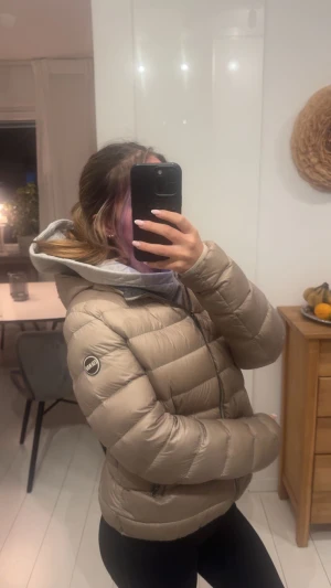 Beige Colmar jacka - Säljer min beige pufferjacka från Colmar med huva och dragkedja framtill. Inga defekter. Storlek 44 i italienska strl motsvarar S.