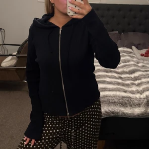 Stickad zip tröja  - Snygg stickad zip tröja som är köpt ifrån gina tricot💕Använt endast ett fåtal gånger så den är i ett mycket bra skick😊Tröjan är i storlek XL men är väldigt liten i stoleken så skulle säga att den sitter som en S/M!!