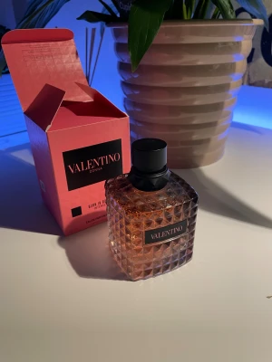 100ml Born In Roma Intense - Valentino Donna Born In Roma Intense Eau de Parfum, 100 ml.  Säljes åt min tjej som inte gillade doften, endast provsprayad så ny kan man säga Köpt på marketplace o han jag köpte av köpte på amazon (mailkvitto finns), vill bli av med den rätt så snabbt så vi kan köpa ny
