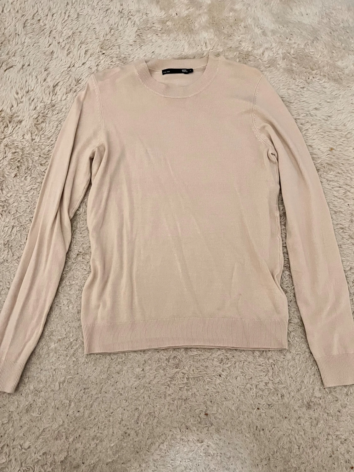 Beige stickad tröja med rund hals