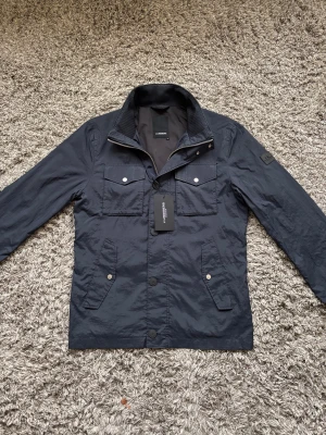 J Lindeber field jacket - Säljer denna riktigt feta j Lindeberg field jacketen!⭐️Skick : 9/10 lite smått smutsig men försvinner med tvätt🙌Storlek M passar också S!⭐️NYPRIS = 4000kr! Hör gärna av er om ni har funderingar!👍