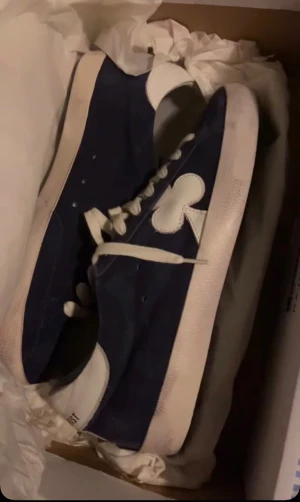 Gallerist skor - Tja, säljer ett par gallerist skor vid färgen mörkblå och som är i skick 9/10. Använda 2-3 gånger bara och säljer för det inte är min typ av sko. Jag är gärna öppen för byten så hör gärna av er!!! Priset är inte hugget i sten.🤞🏼