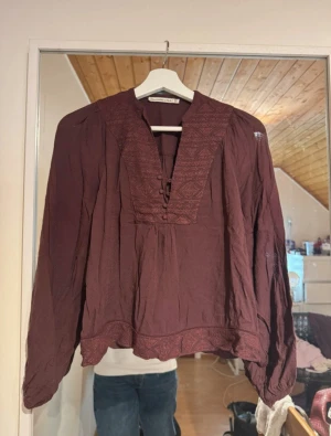 Vinröd/lila blus  - Säljer en vinröd/lila blus från Abercrombie & Fitch. Säljer den då den är för liten för mig! Nypris: 500 kr 