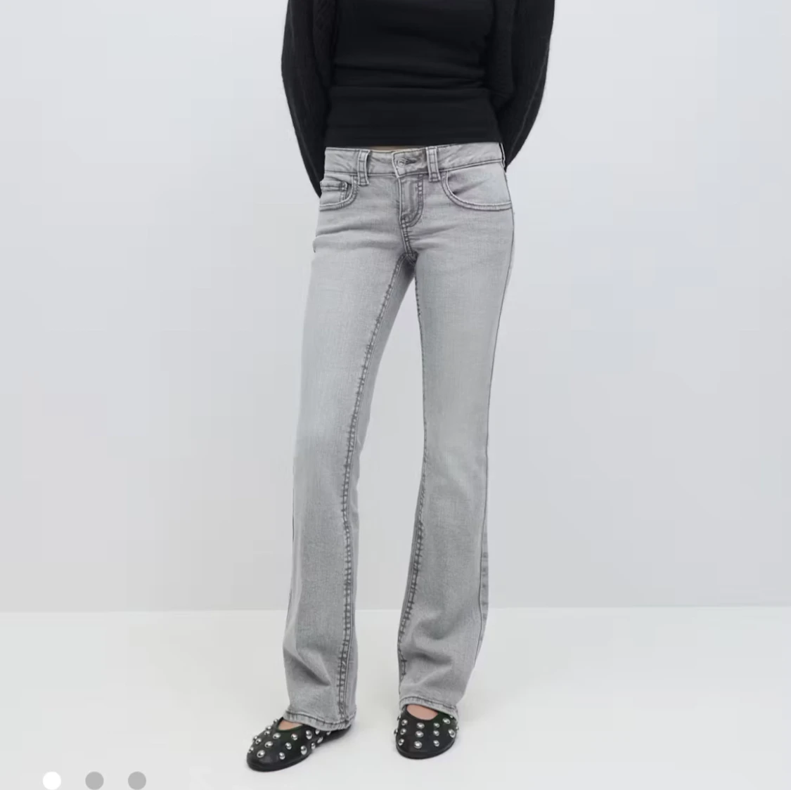 Grå flared jeans från Gina