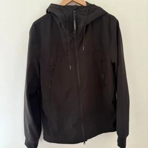 C.P. Company Google jacket - Säljer en C.P. Company vår/regnjacka. Skick 9,5/10 (inga synliga slitage) Storlek 52/L Pris 1800kr. Vid frågor eller funderingar skicka gärna ett dm till mig