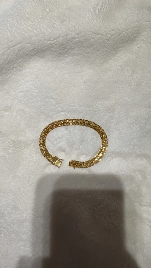 X-länk 19 cm - X-länk 19 cm. 18 K guldpläterad på 925 silver. Tålig och rustik. Mest legat i lådan. Köpt på guldfynd men fick den i present. Inget kvitto. 