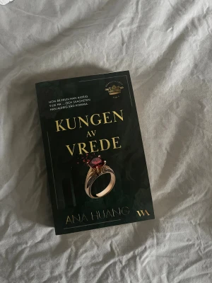 Kungen av Vrede - Första delen i Ana Huangs heta romance-serie Dössynderna! Följ Dante Russo och Vivian Lau i en intensiv berättelse om makt, passion och oväntad kärlek. Perfekt för dig som gillar romantik med spänning och drama. Populär på TikTok och älskad av unga vuxna!