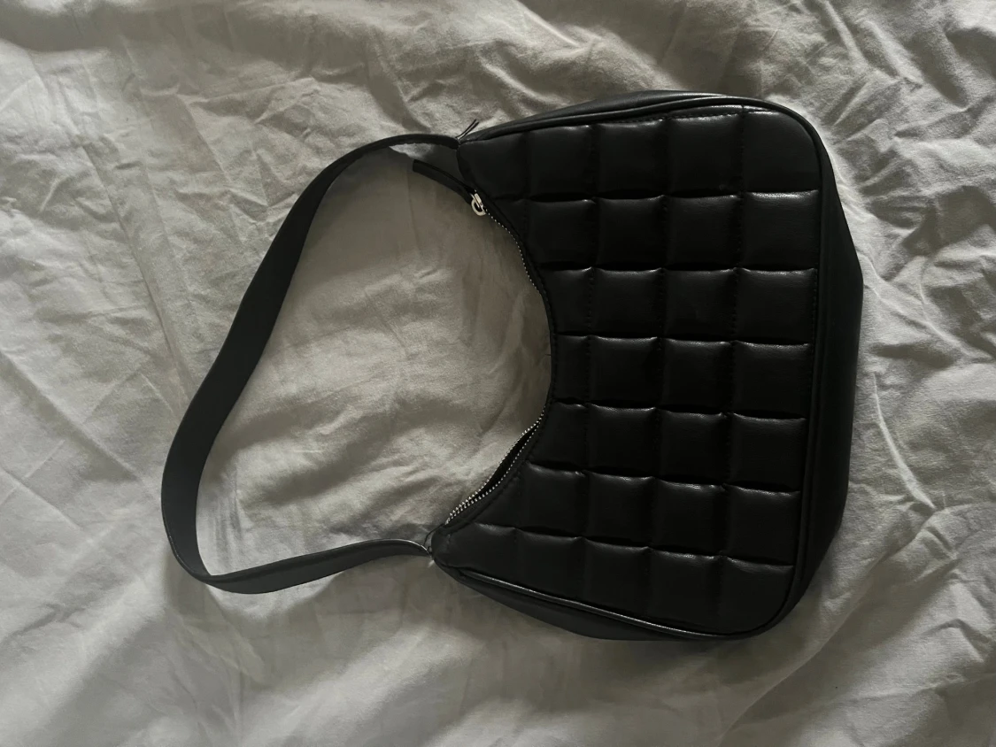 Svart quiltad axelväska i skinn