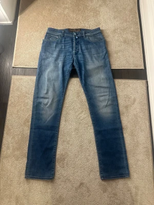  Jacob Cohën modell 688 - Tja! Säljer nu dess Jacob cohen jeans i modellen 688. Skick:8/10| Storlek:33|Pris:1049kr