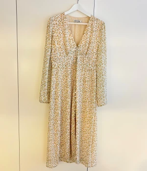 Klänning från Adoore - Modell Paris. Klänningen är i bra skick. Storlek 40. Nypris ca 1400 kr.