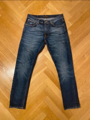 Nudie selvage lean dean  - Extremt snygga nudie jeans som är selvage nypris ligger på 3000 alltså är vårat pris makalöst bra. Moddelen i bilden är 182cm och 68kg 