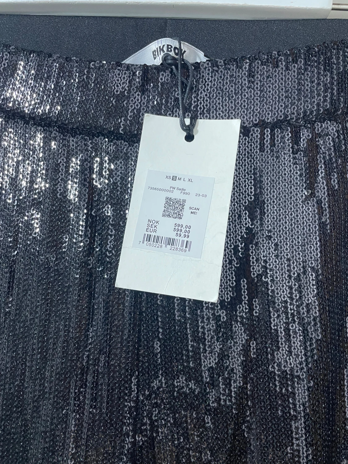 Svarta paljettbyxor från Bik Bok - 1