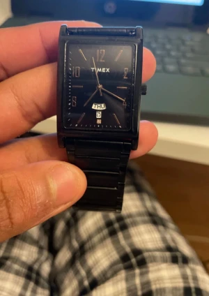 Svart Timex klocka  - Svart klocka från Timex med fyrkantig urtavla. Fungerar perfekt och det finns inga problem med den. Köpte den ursprungligen för 650 kr.