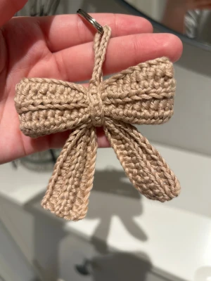 Virkad nyckelring - Virkad Rosett nyckelring för att sätta på nycklar eller väska.