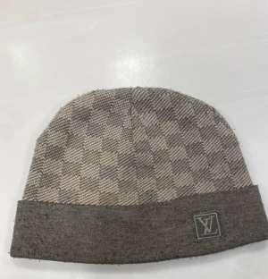 Lv mössa - Snygg rutig mössa från Louis vuitton som är bekväm och passar perfekt till vintern pris kan diskuteras vid snabb affär 