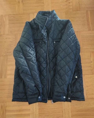 Svart Jacka - Svart jacka från varumärket Walk By Texpak till salu. Jackan är i storlek XL och nyskick, inga brister eller skador. Väldigt bekväm och snygg jacka som jag rekommenderar. PRIS KAN DISKUTERAS!