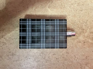 Stilren parfym 100 ml - Burberry parfym i snygg rutmönstrad flaska. Volym: 100 ml. Tillverkad i Frankrike. Ingredienser: bergamott, lavendel, timjan, ekmossa, mysk, tonkaböna, tränoter, m.m. Perfekt för dig som gillar klassisk och modern stil.