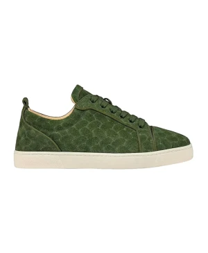  Christian Louboutin sneakers - Snygga gröna sneakers från Christian Louboutin i mjuk mocka med diskret quiltat mönster. Skorna har rund tå, snörning och vit platt sula med den ikoniska röda undersidan. Insidan är beige och detaljerna är ton-i-ton gröna. Perfekt för dig som vill sticka ut med stil.