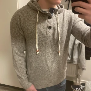 Grå stickad hoodie - Otroligt fet grå/vit unik stickad hoodie. Passar perfekt nu till kallare väder. Modellen är 180cm, 74kg. Priset kan såklart diskuteras!
