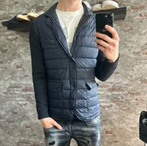 Massimo Dutti Cardigan - Mycket fint skick, inga defekter. Storlek 48/S passar dig som är mellan 175-185cm ungefär. Nypris ca 2500kr. Modellen är 185 cm, 79 kg. Skriv för mer information!🤝