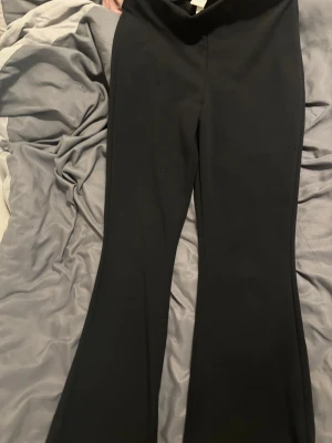 Flare black pants  - Svarta flare byxor som har varit använd- 3-4 gånger men k bra kondition.