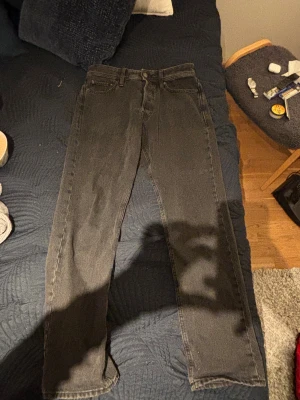 Svarta Jack and Jones Jeans W30, L32. - Säljer ett par svarta Jack and Jones jeans med passform Chris Relaxed fit och fem fickor. Jeansen har en snygg mörk tvätt och är tillverkade i slitstarkt denim. Passar dig som gillar tidlös stil och vill ha ett par jeans som funkar till allt. Storlek W30, L32.