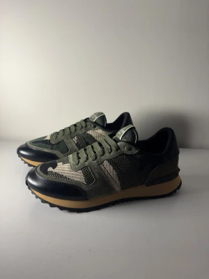 Valentino rockrunners  - Säljer dessa riktigt feta rockrunners i storlek 42. Perfekta nu inför höst och vinter. Riktigt snygg och unik design! Dem är helt nya och i 10/10 skick! Extra skosnören medkommer. Tveka inte på att höra av dig vid funderingar 🙌🏼OBS: INTE ORG1NAL
