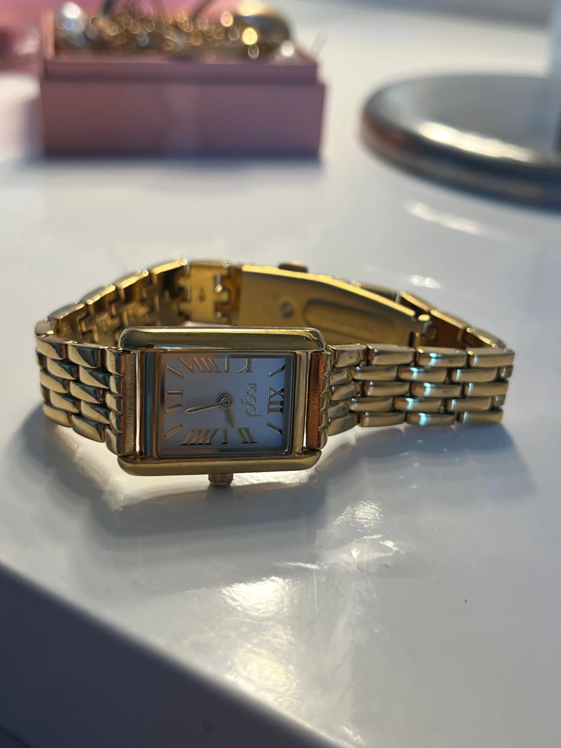 Guldfärgad rektangulär klocka från Regal