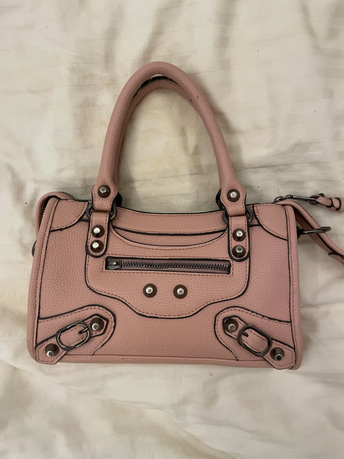 Rosa väska med nitar