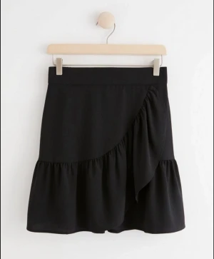 Svart volangkjol  - Supersnygg svart kortkjol från Lindex. I super bra skick!💕