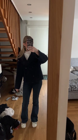 Jeans - Jätte snygga mörkblå utsvängda jeans!💕