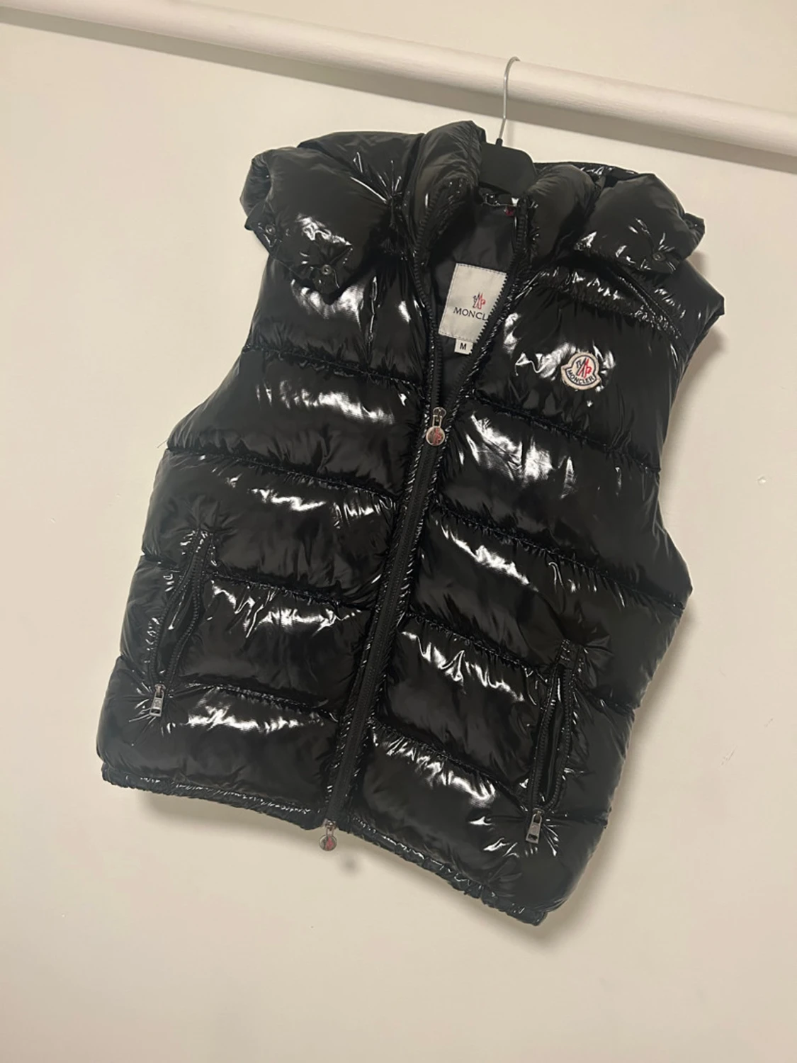 Svart dunväst från Moncler med huva