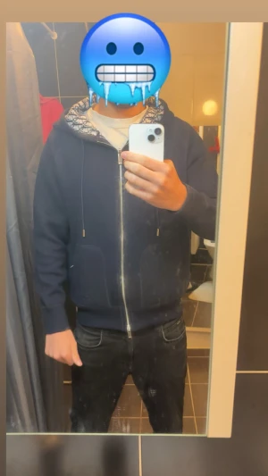 Mörkblå hoodie  - Fräsch & som ny, knappt använd alls. Mycket snygg och skön att ha på sig, hör av er!