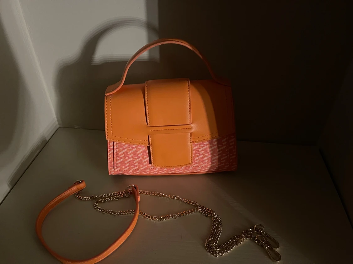Orange och rosa handväska med kedja