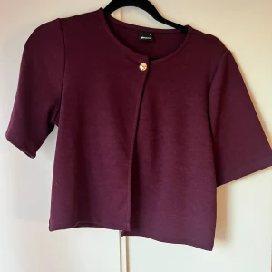 Kofta från Gina  - En vinröd trekvarts ärmad kofta från Gina tricot, aldrig använd