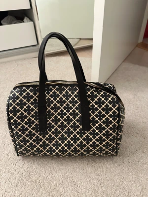 Malene Birger lullu small väska - Sjukt snygg handväska från malene birger i modellen lullu small. Sjukt eftertraktad eftersom just denna modell ej sälj längre. Perfekt skick både på insidan och utsidan, insidan har små defekter som ej syns, men värt att nämna. Alla biler är mina och mått syns på bilderna! Älskar älskar älskar. Skick som på bilderna 