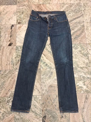 Blå Nudie Jeans - Snygga mörkblå slim fit jeans från Nudie. Modellen Grim trim W32 L34.